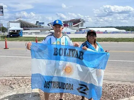 La pareja de Bolívar, presente en el debut de la Selección. Foto: Diario La Mañana