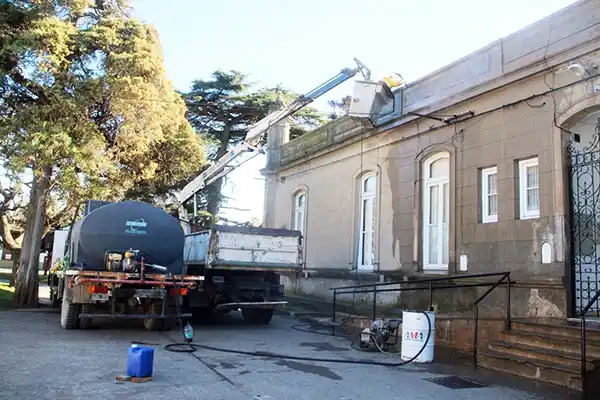 Tareas de mantenimiento en el palacio municipal de Lobería