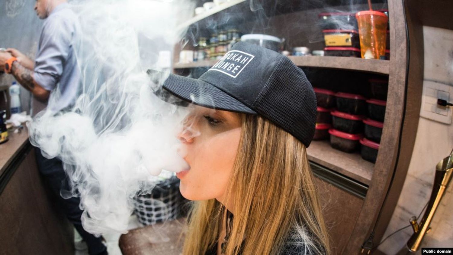 Los jóvenes que usan cigarrillos electrónicos tienen más probabilidades de pasar a la marihuana