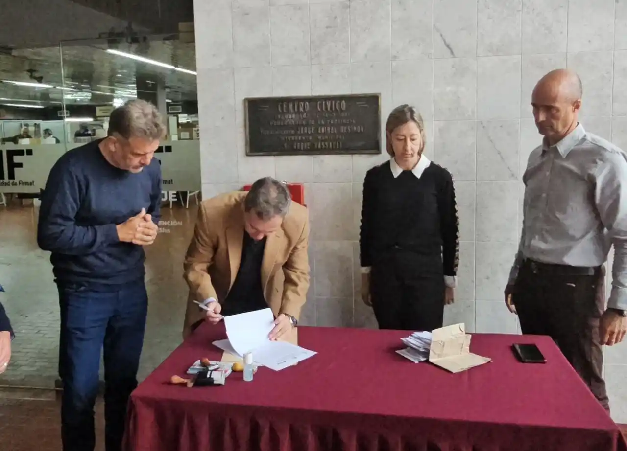 El acto contó con la presencia del intendente Leonel Maximino, el Fiscal regional Dr. Mauricio Clavero, la Fiscal Dra. Ana Belén Stampela, y otros funcionarios municipales y judiciales. Foto: Municipalidad de Firmat.