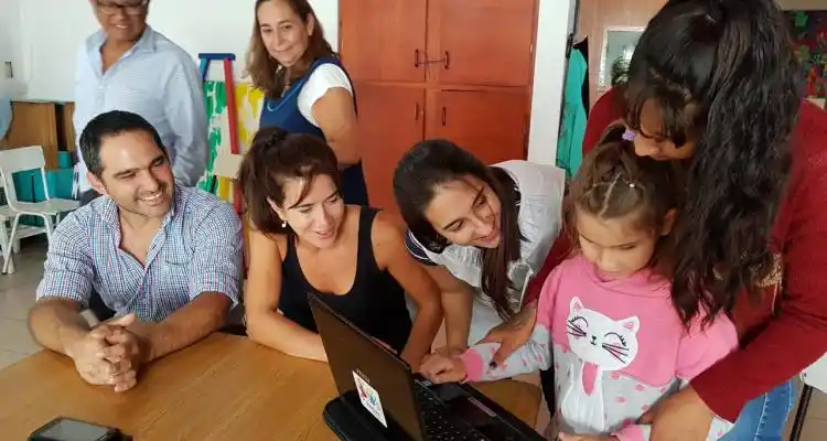 Huellas entregó a Zoe la notebook equipada para no videntes
