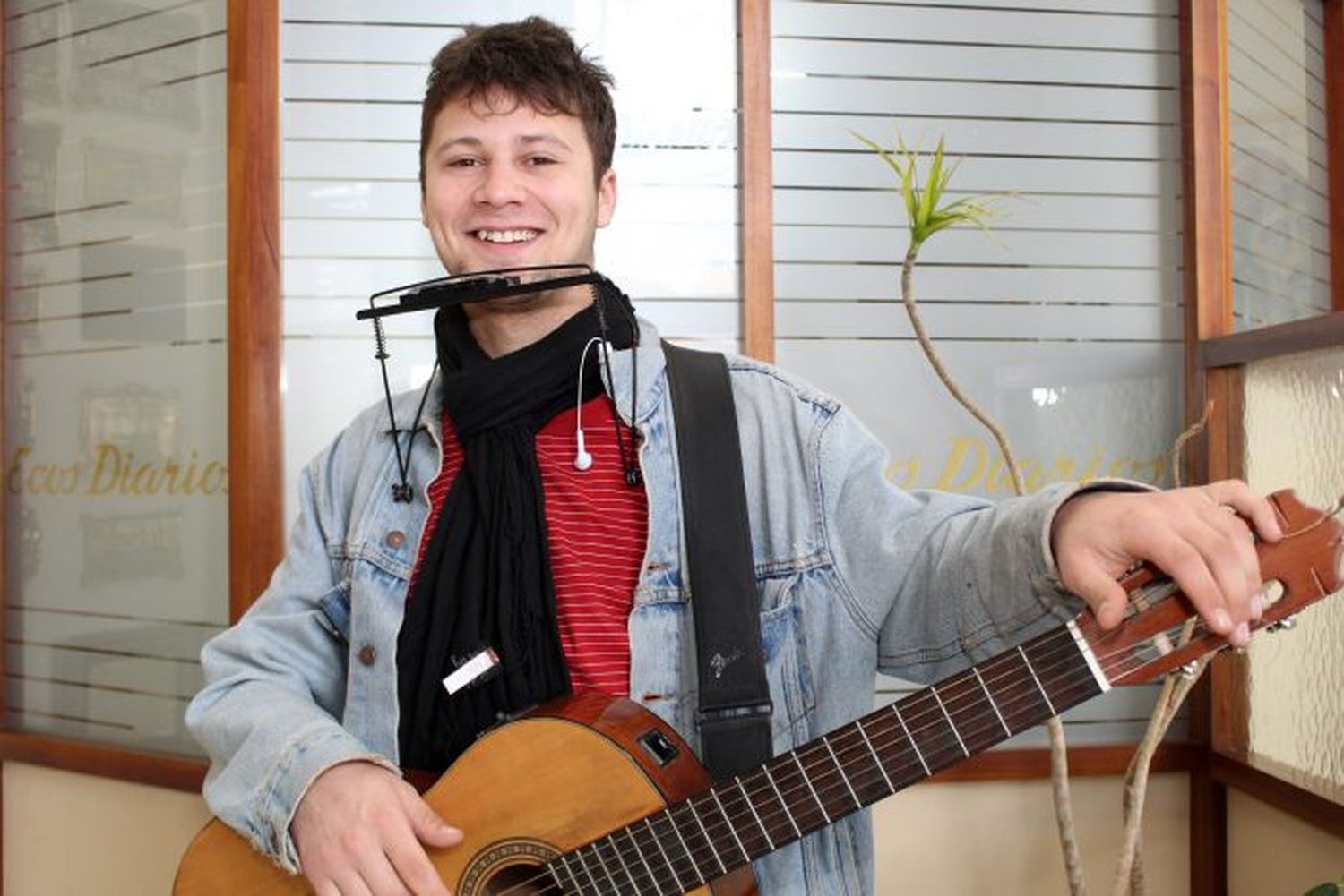Recorre la ciudad con su música y ha tocado con grandes bandas