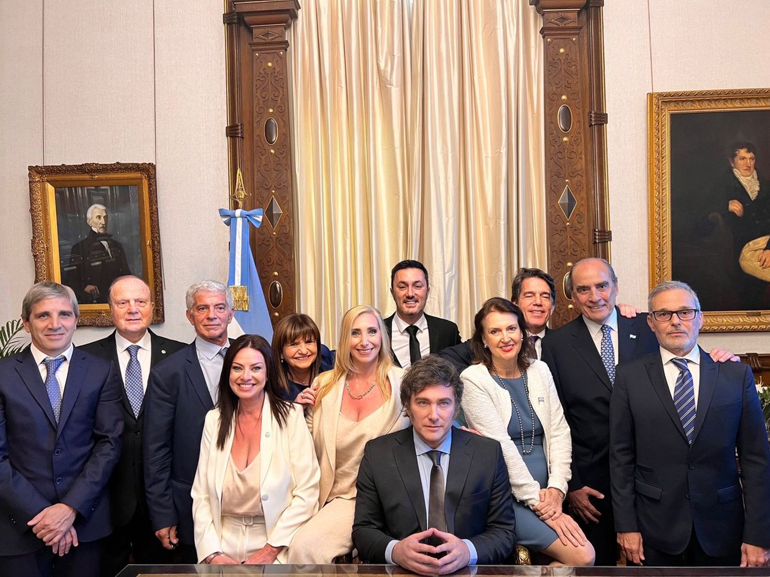 El presidente Milei encabeza este lunes la primera reunión de gabinete de su Gobierno