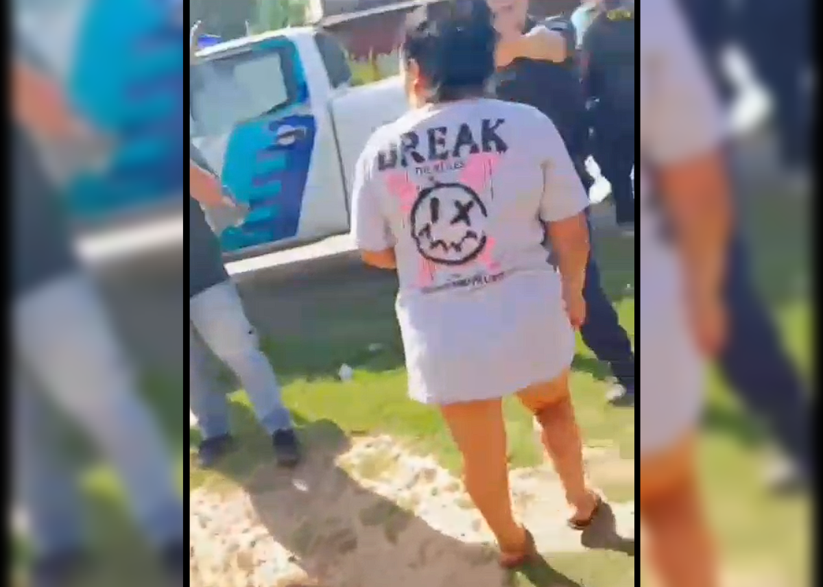 Hubo incidentes mientras la policía cumplía con la orden de allanamiento.