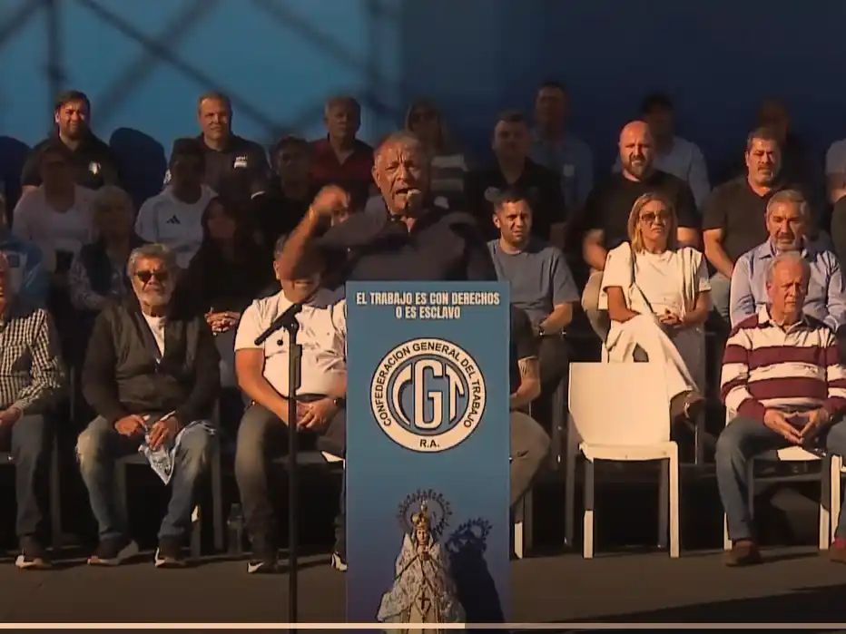 La Confederación General del Trabajo se movilizó a Plaza de Mayo en la antesala del Día del Trabajador.