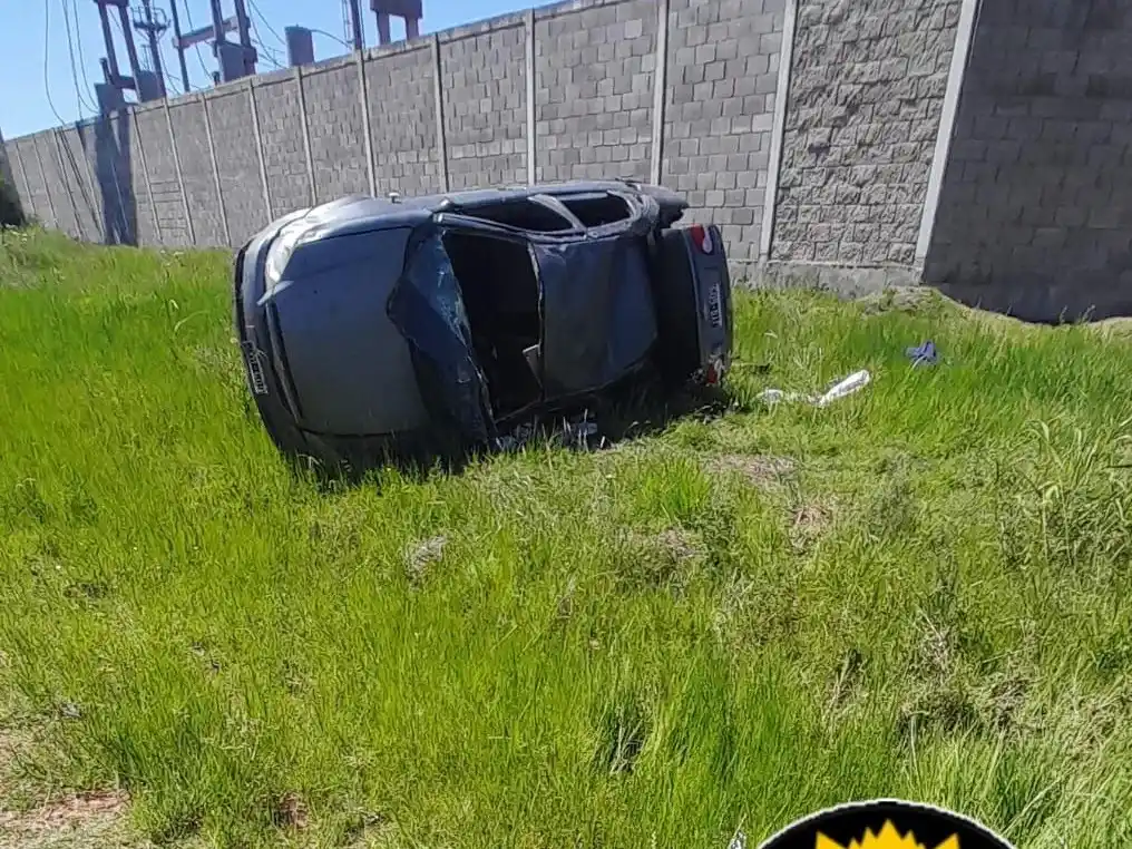 Perdió el control del vehículo y volcó