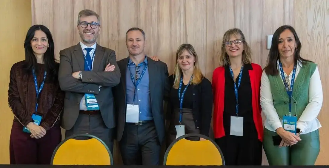 El Dr. Andrés Guercovich junto a colegas de la especialidad oncología-