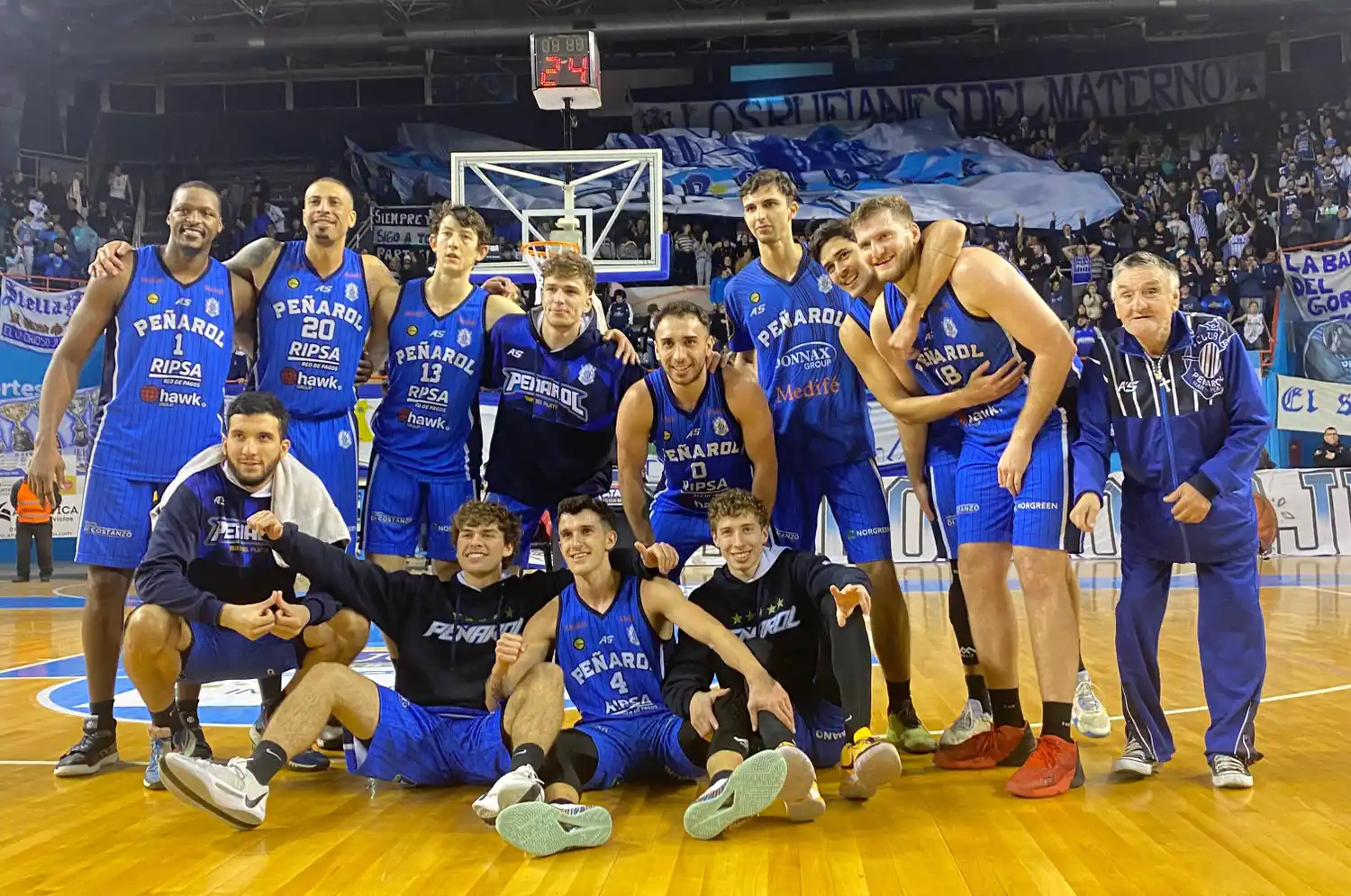 Peñarol celebrando el pasaje a cuartos de final.