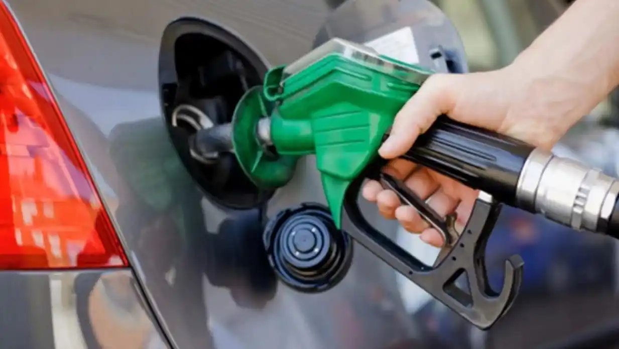 Por primera vez en tres años bajó el consumo de nafta súper en la Argentina 