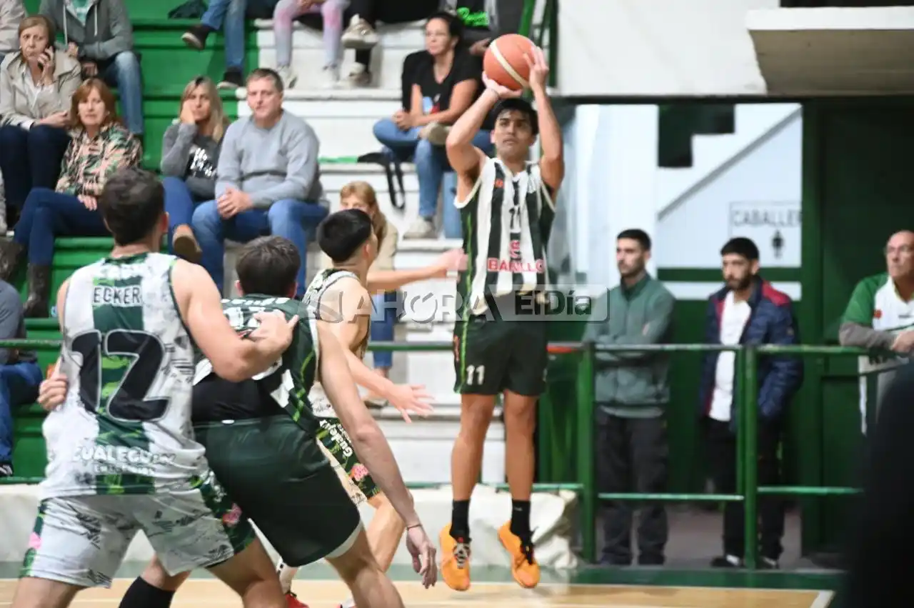 Gian Franco Nicotra en acción de tres. El alero aportó 10 puntos, con1/4 en triples (Crédito: MR Fotografía).