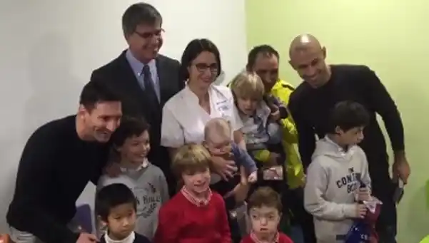 Messi y Mascherano visitaron un hospital de niños en Barcelona