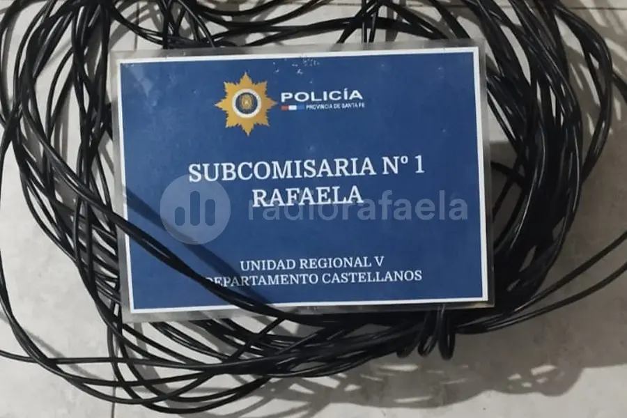 Escapó corriendo por el descampado con un rollo de cable