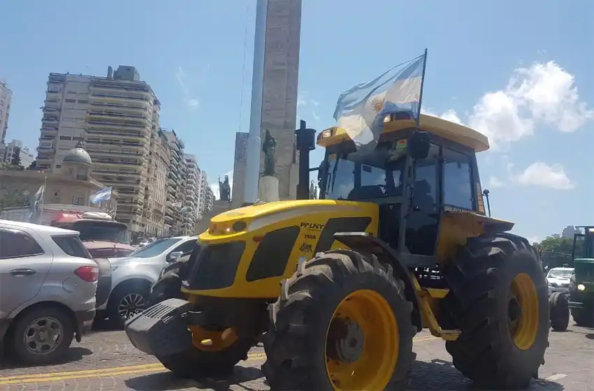 Productores rurales protestaron contra las retenciones en el Monumento con un ‘tractorazo’