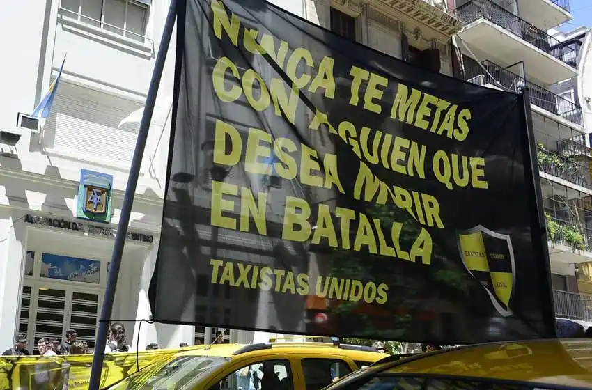 Taxistas protestaron en la puerta de AFA, tras la oficialización de Uber como sponsor