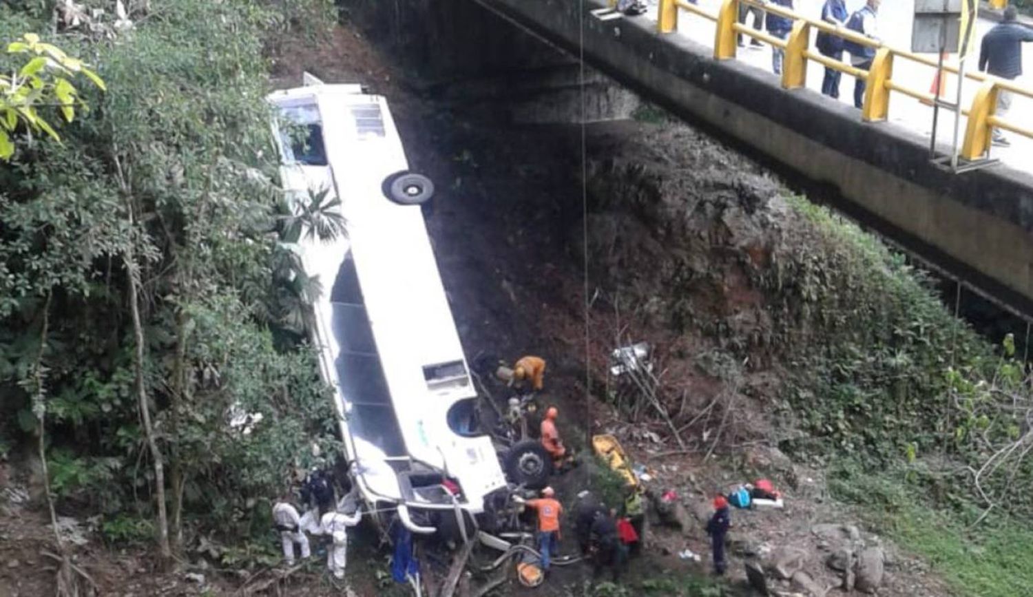 TRAGEDIA EN LA VÍA MEDELLÍN – BOGOTÁ: Al menos 7 muertos y 29 heridos