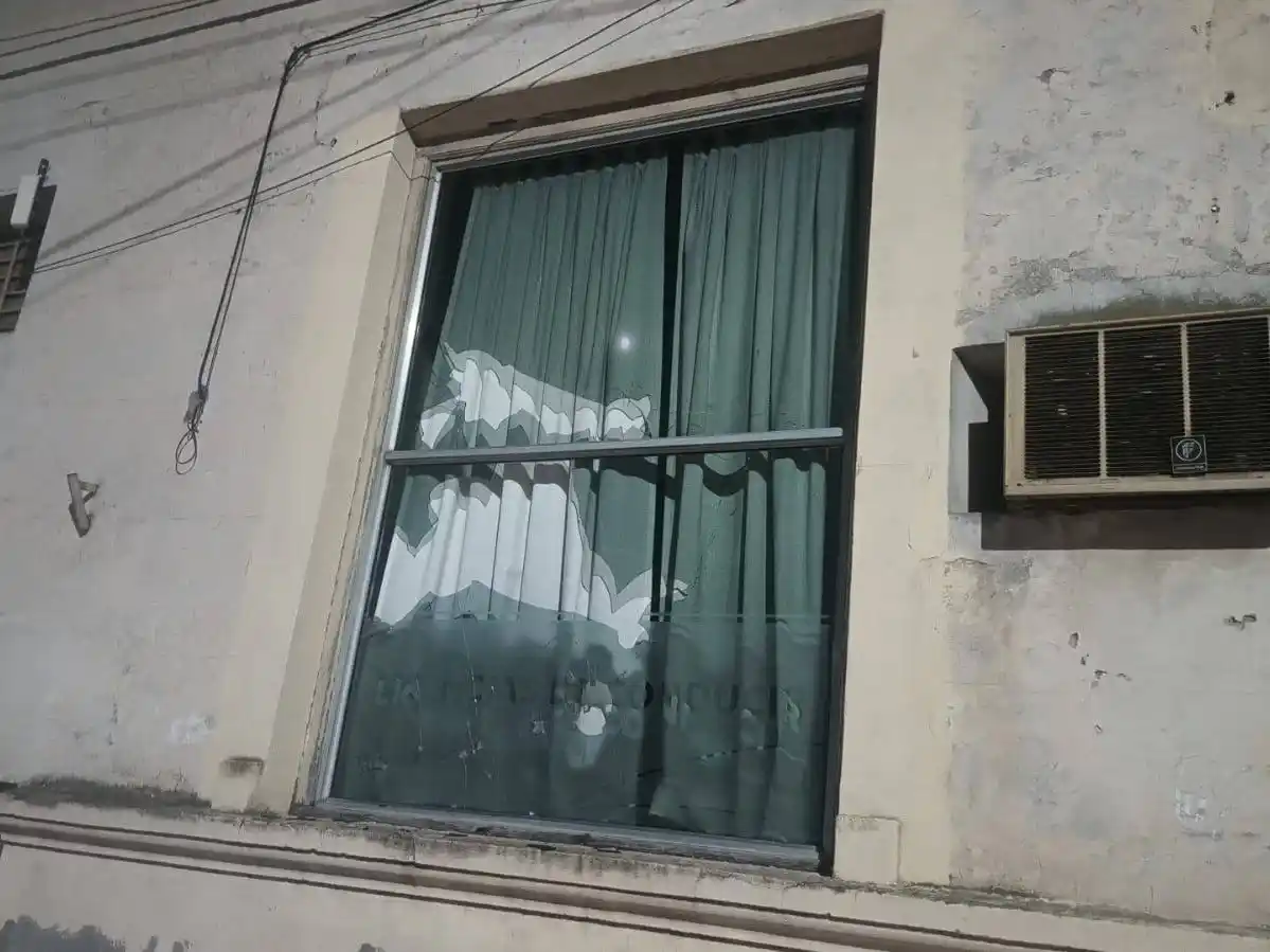 Violento ataque en Lobería: destrozaron vidrios del Municipio tras el secuestro de una moto