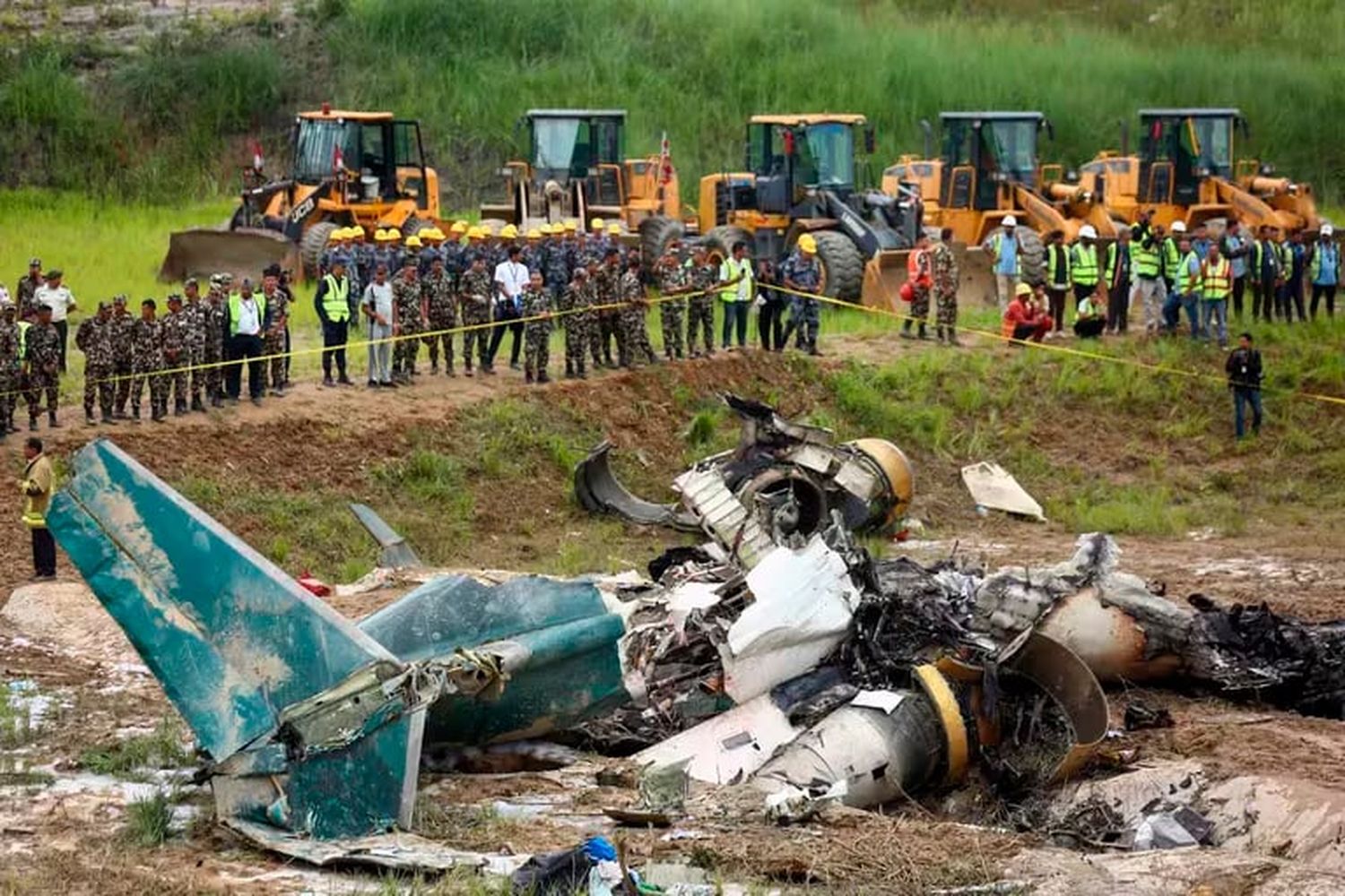 Video: El momento en que se estrelló un avión, murieron 18 pasajeros y uno sobrevivió