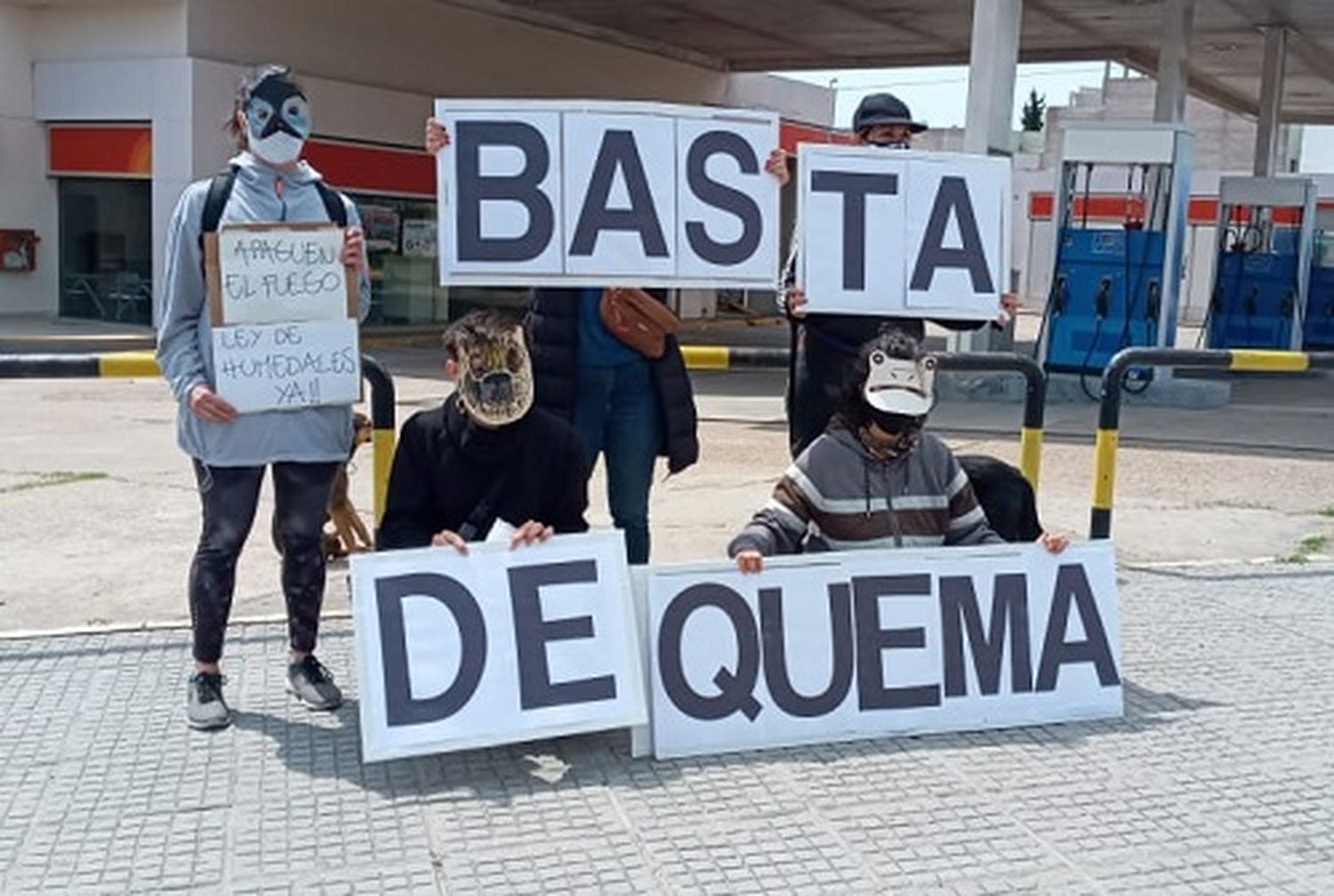 Cortaron el Puente Rosario-Victoria reclamando el cese de las quemas