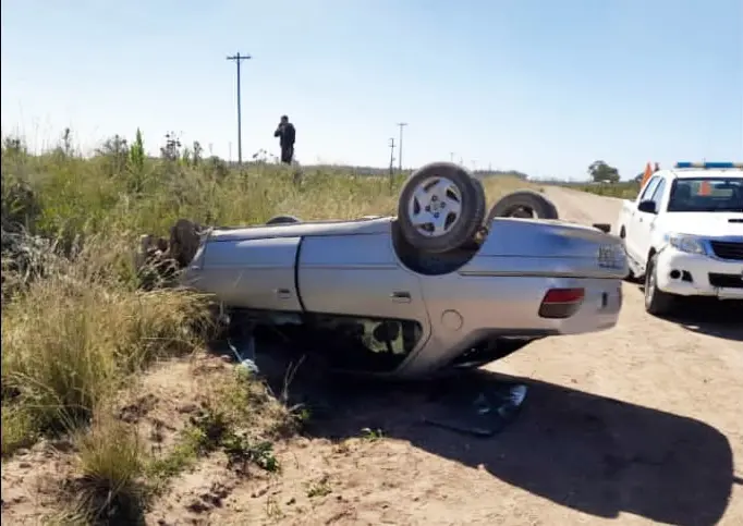 Conductora sufrió heridas al volcar su auto en camino rural