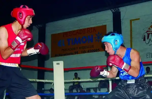 Doble festival de puños en Pueblo Nuevo
