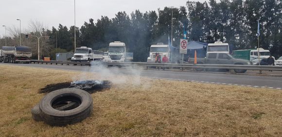 Paro de transportistas: retomaron la protesta en ruta 9, aunque por lo pronto sin cortes de tránsito