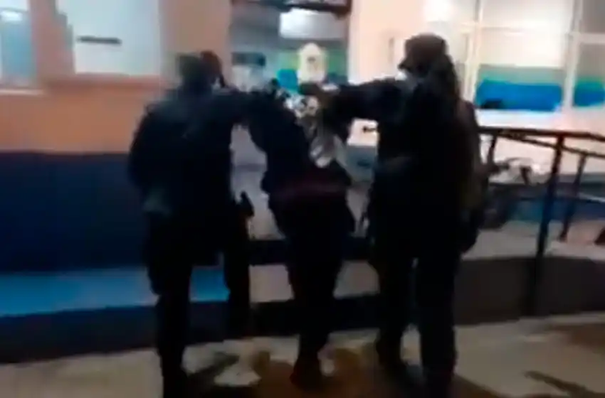 Dueño vio que le robaban la moto, lo persiguió y lo retuvo