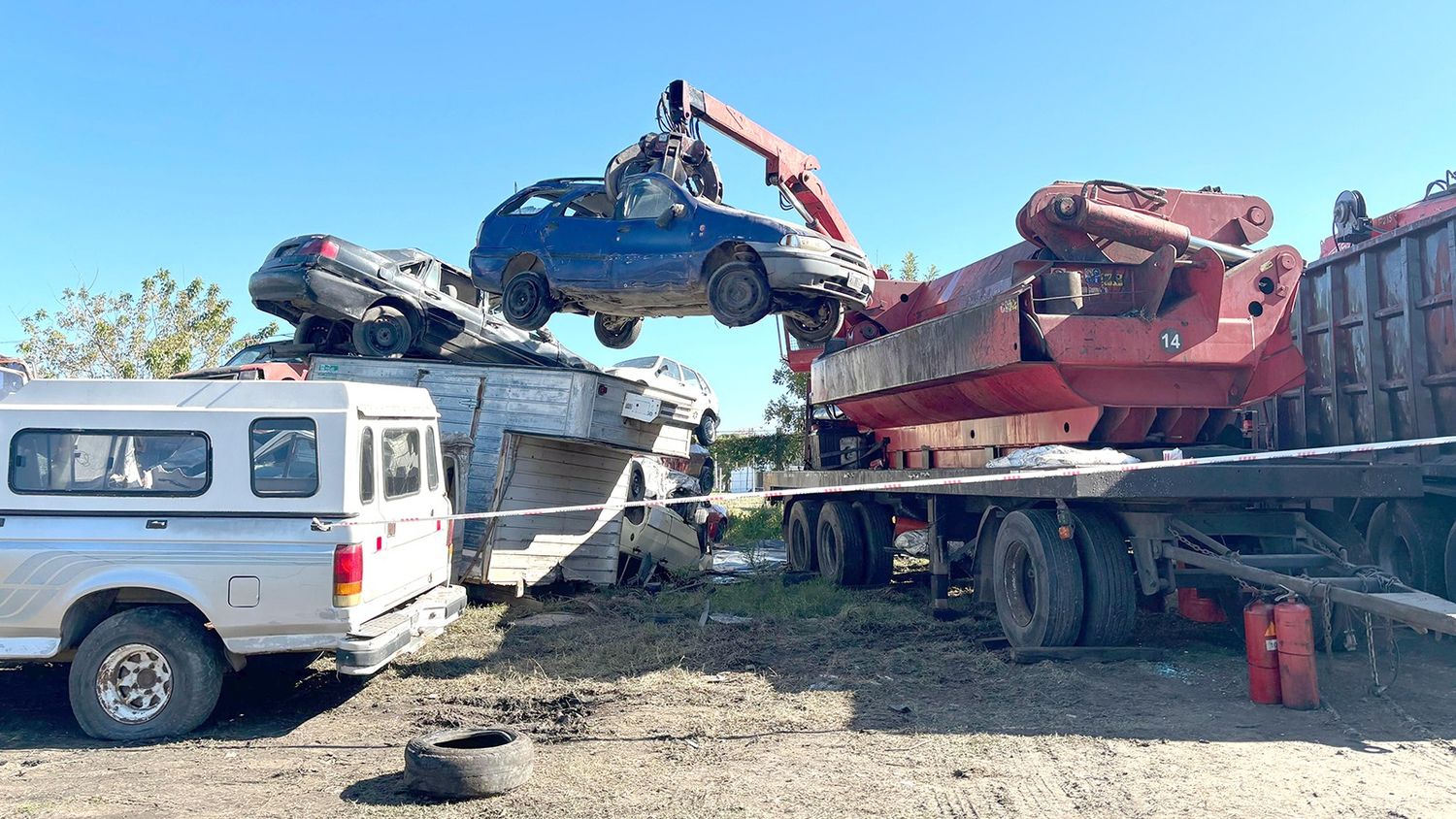 En el aire. Un auto es transportado a la maquinaria que en minutos lo transformaría en chatarra