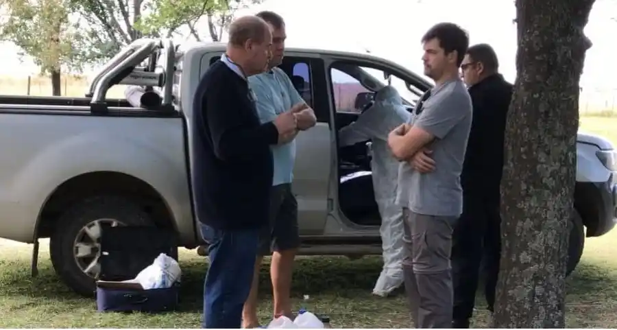 El fiscal Eduardo Lago junto al delegado del Ministerio de Seguridad, Nahuel Pasquinelli, en la escena del crimen. Foto: Crédito Primero La Noticia.