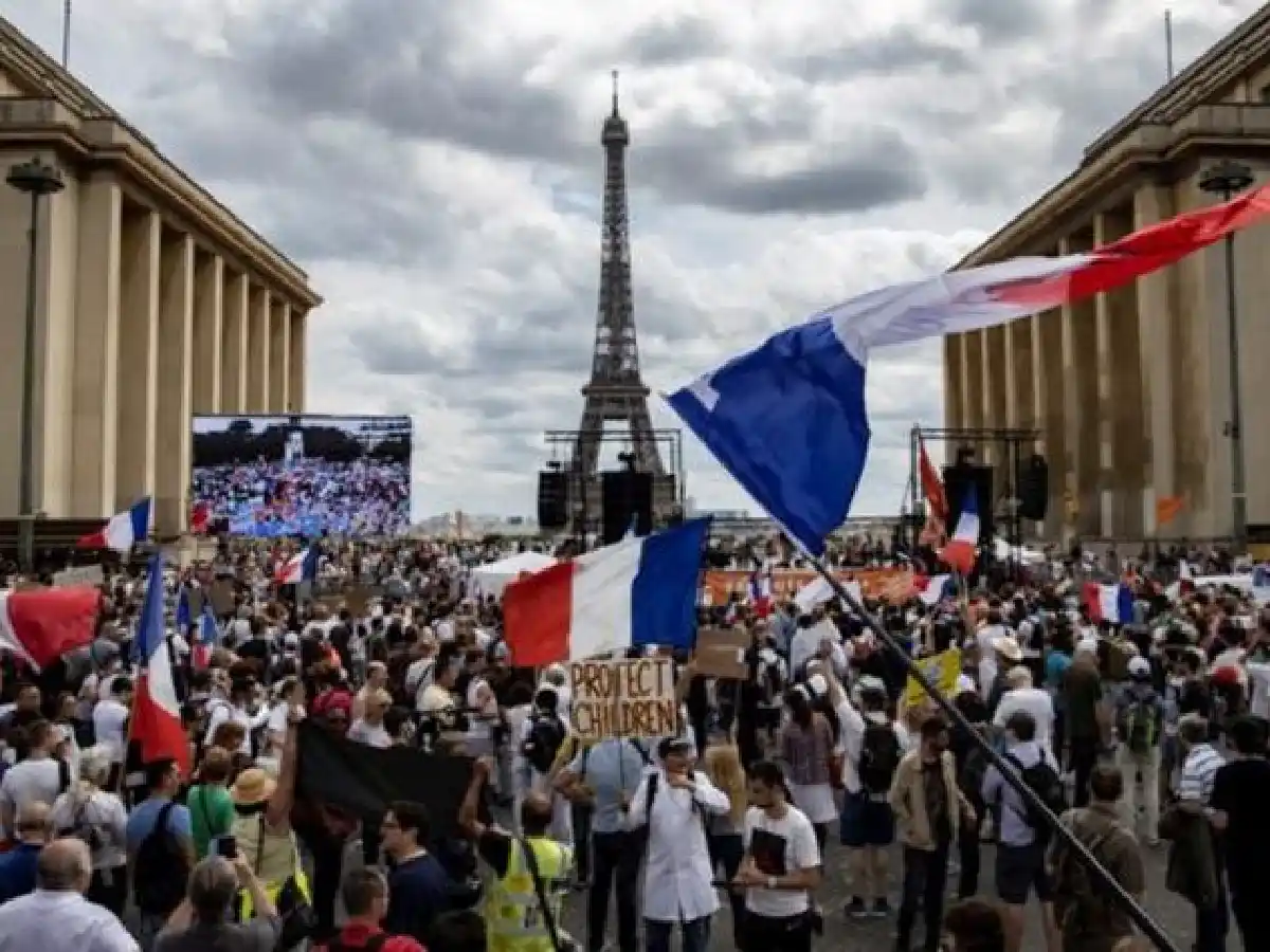 Masivas protestas en Francia contra el pasaporte sanitario