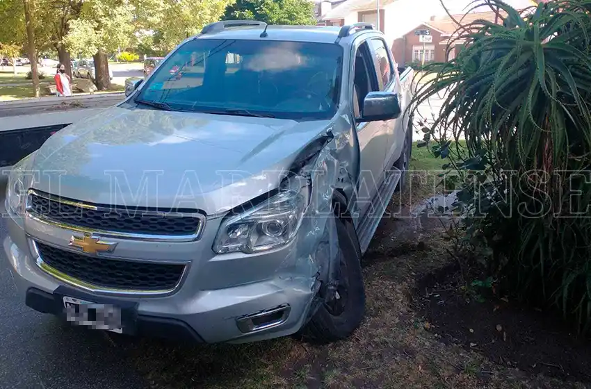 Choque matinal en avenida Paso: un auto terminó arriba de la vereda