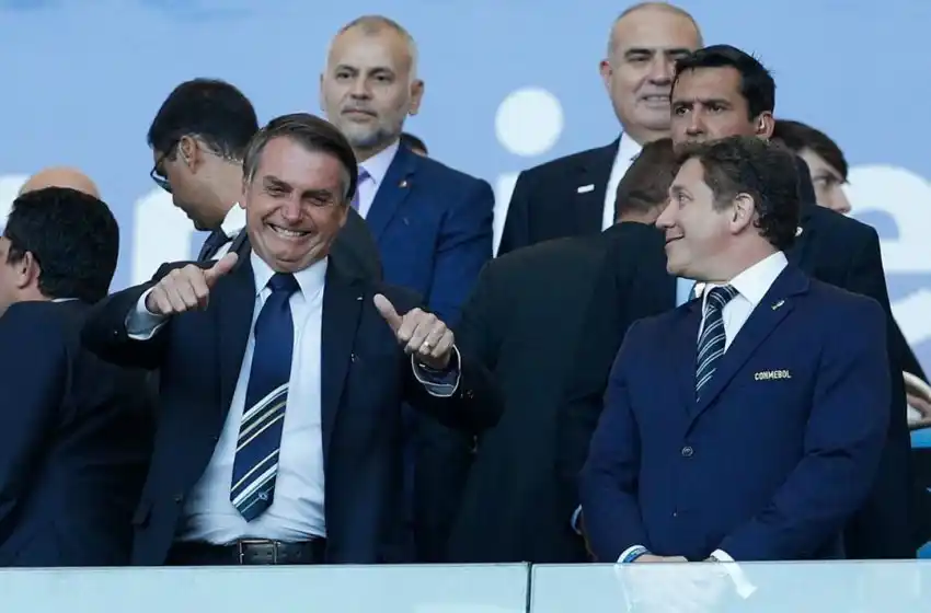 Más leña al fuego: las palmaditas de Domínguez a Bolsonaro y el abrazo entre ambos