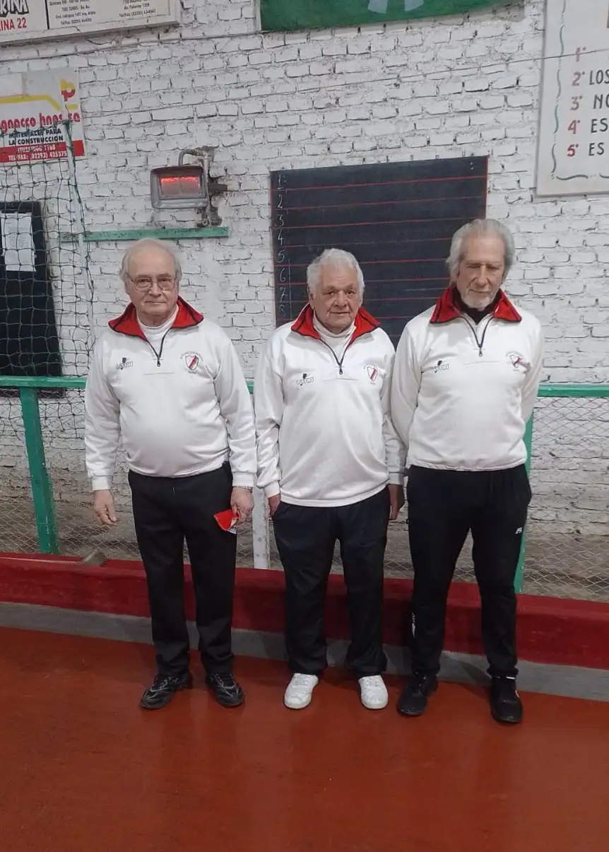 Julio Siani, Miguel Balmaceda y Miguel Cabarco; integrantes de Defensa Tandil A.