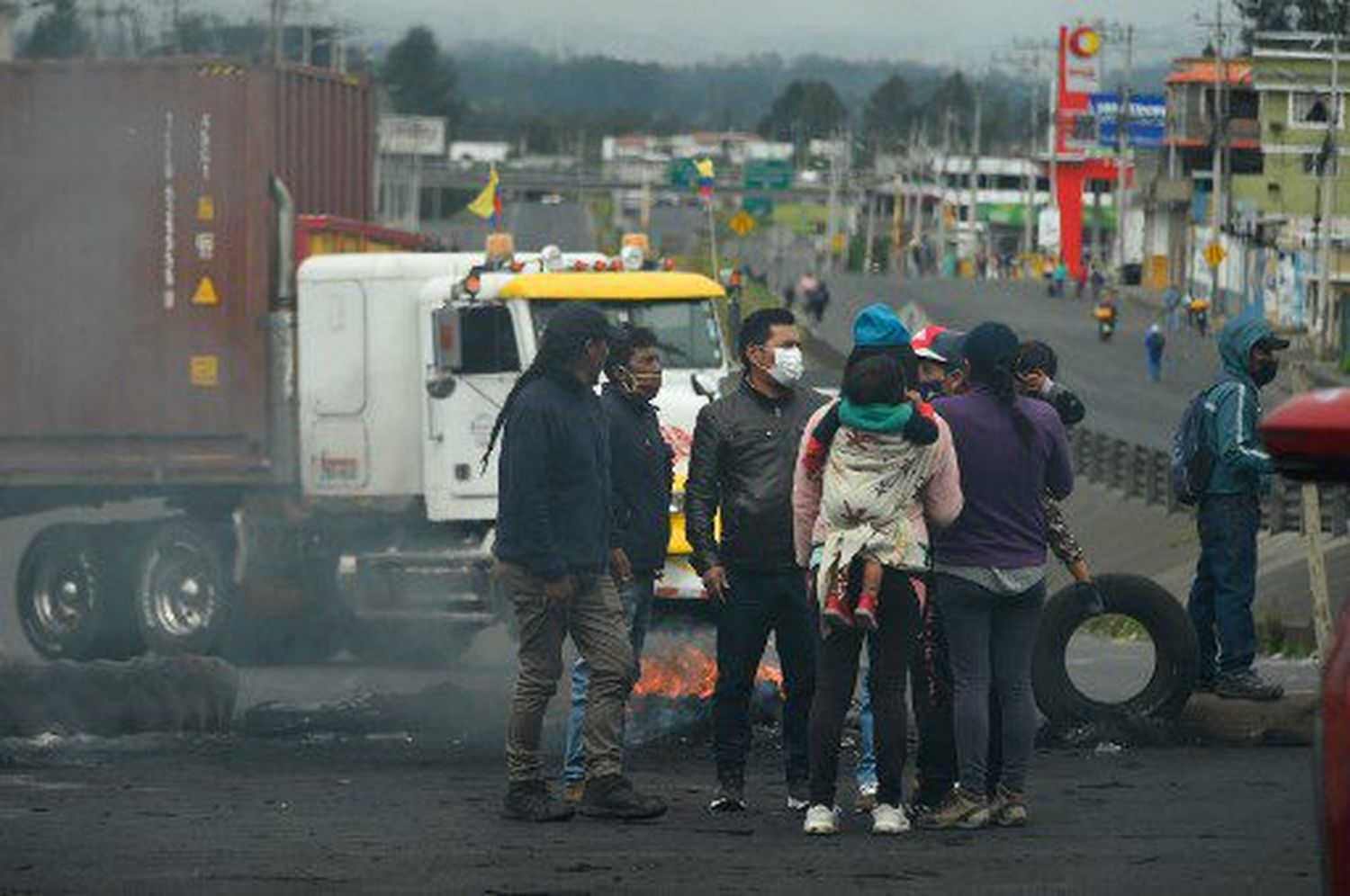 Indígenas bloquean la Carretera Panamericana en Machachi, provincia de Pichincha, Ecuador el 24 de junio de 2022.