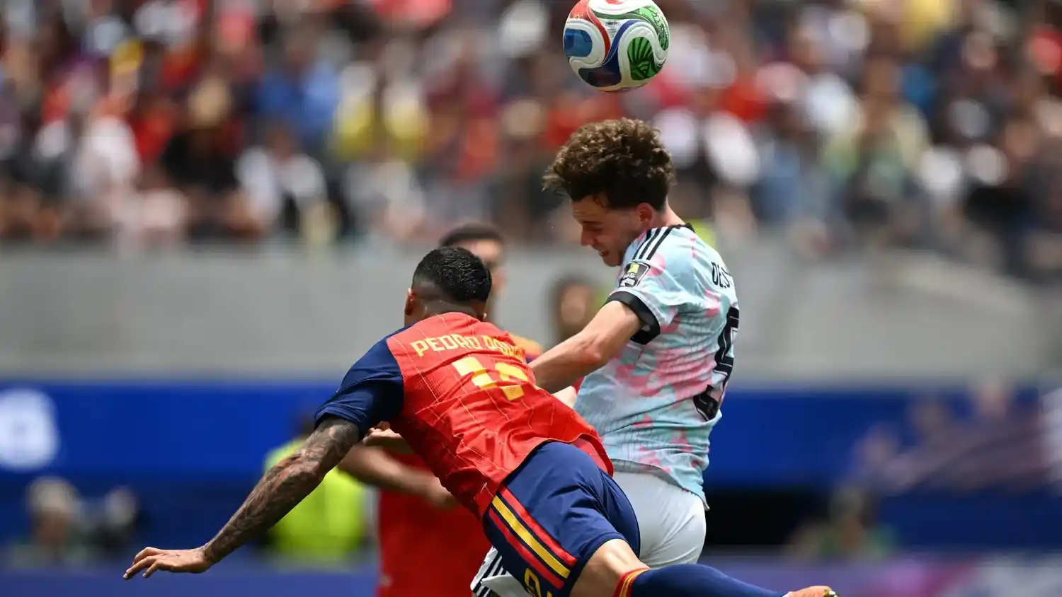 Porro y De Cuyper no se guardan nada en la lucha por la pelota.