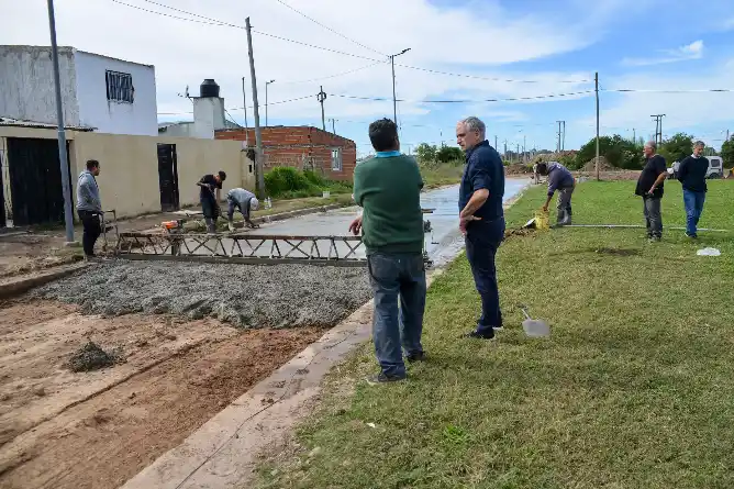 Hormigonado del bulevar Jauretche para completar el barrio de 16 viviendas