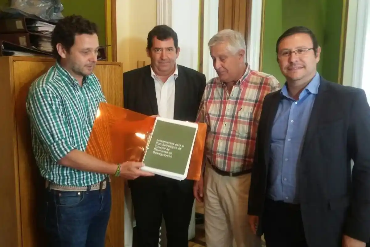 La Municipalidad recibió el plan de marketing para el Centro de Convenciones