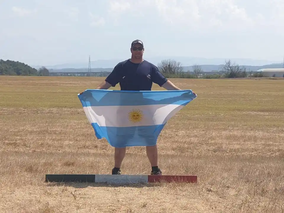 Bustos obtuvo el título mundial en 175 gramos.