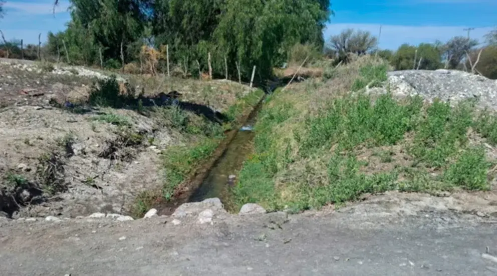 Tragedia en San Juan: un bebé de un año murió tras caer a un canal de riego