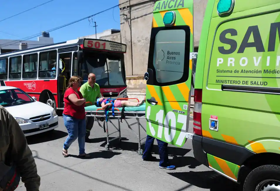 Tras colisionar con un auto, una moto cae en la vereda e impacta a dos menores