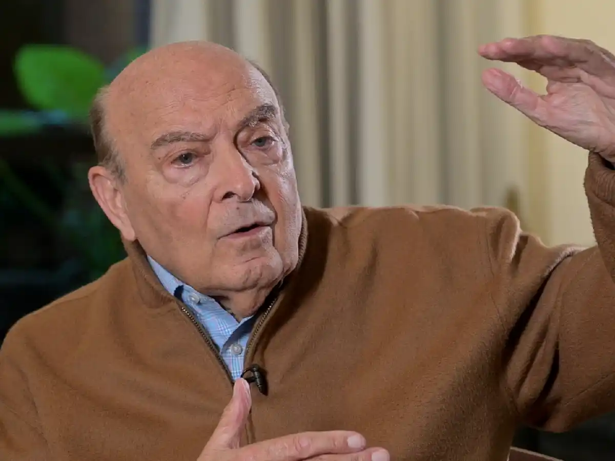  "Estoy esperando que la Justicia llame a esos ladrones de guantes blancos" Alberto Fernández    El presidente Alberto Fernández cruzó con dureza al exmandatario Mauricio Macri al que tildó de "ladrón de guantes blancos" y de "sinvergüenza". "Esos ladrone