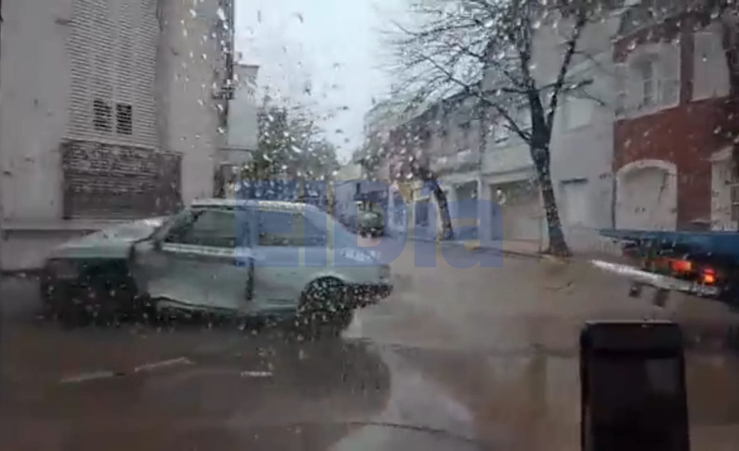 Un 147 terminó estampado contra una pared en una esquina céntrica
