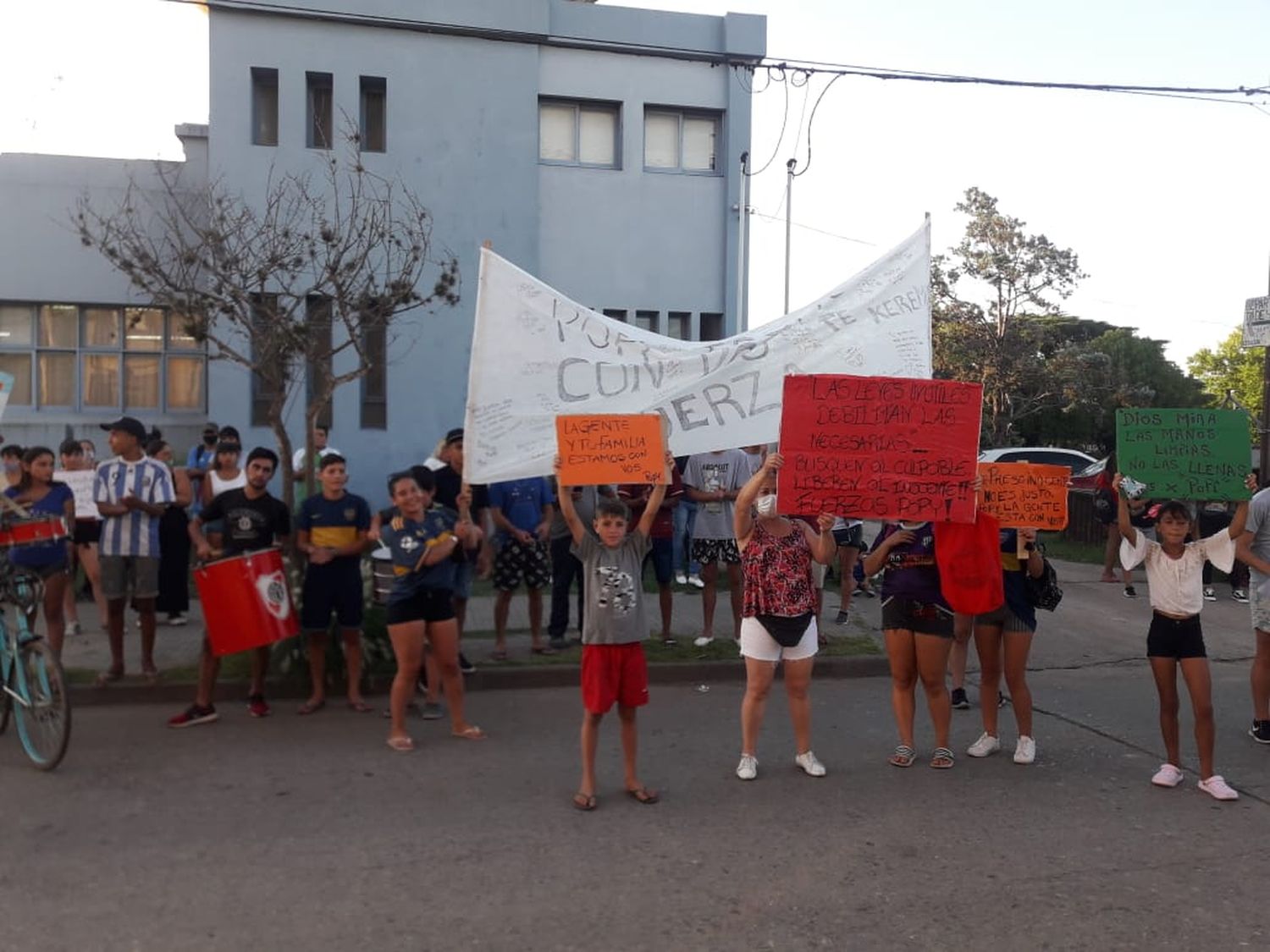 Asesinato de Agustín Luna: familiares de “Popy” Sandoval volvieron a manifestar en la Comisaría