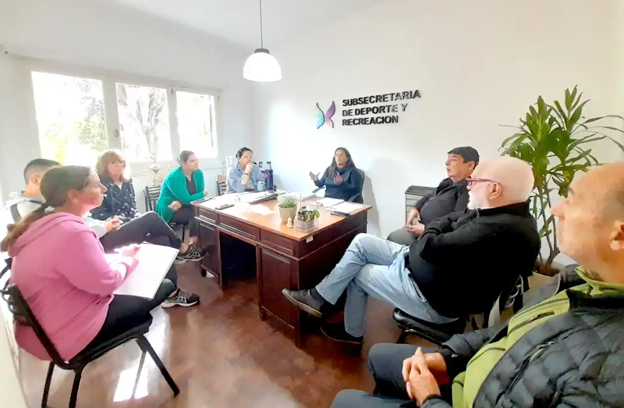 Reunión. Para organizar el viaje de la delegación balcarceña