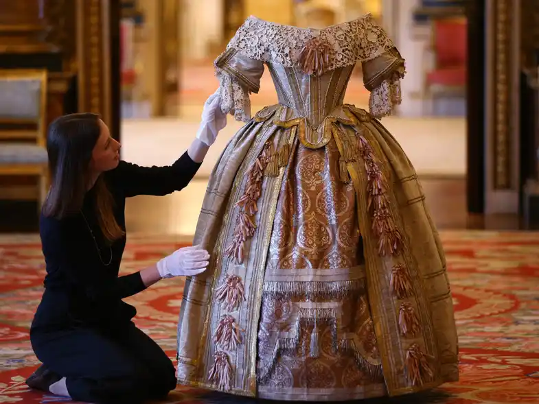 Exponen el mejor vestido de la reina Victoria, en su bicentenario