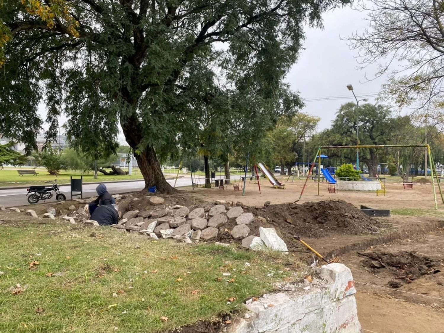 Juegos y hamacas en las plazoletas