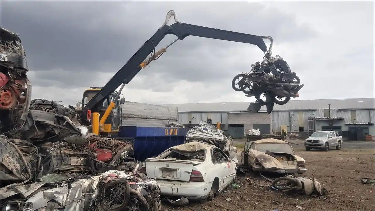 Comenzó la compactación de motos y autos en el depósito municipal