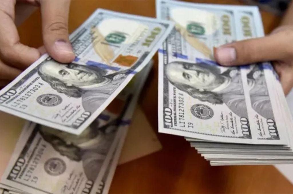 El dólar oficial presenta este lunes una suba de 22 %