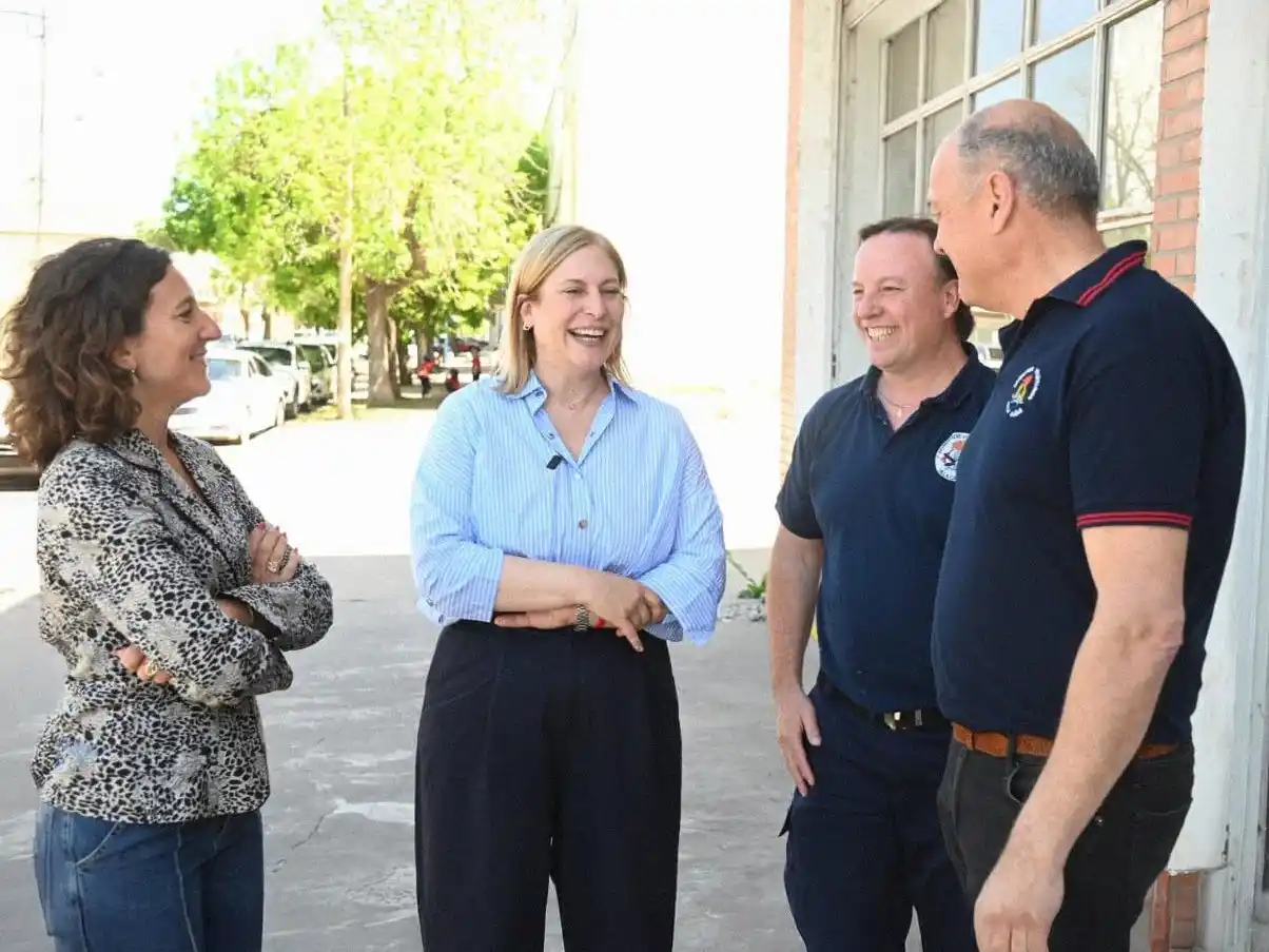 La senadora provincial junto a Scaglia en su visita a Villa Cañás. Foto: Gentileza.