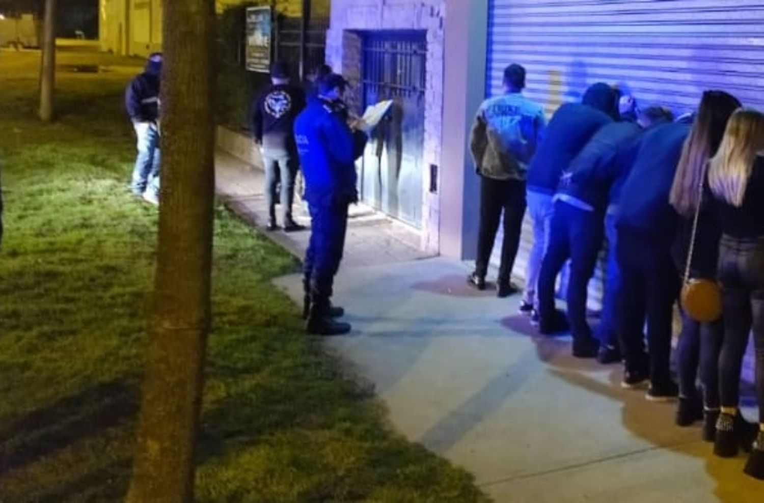 Desarticularon una fiesta clandestina con más de 30 personas