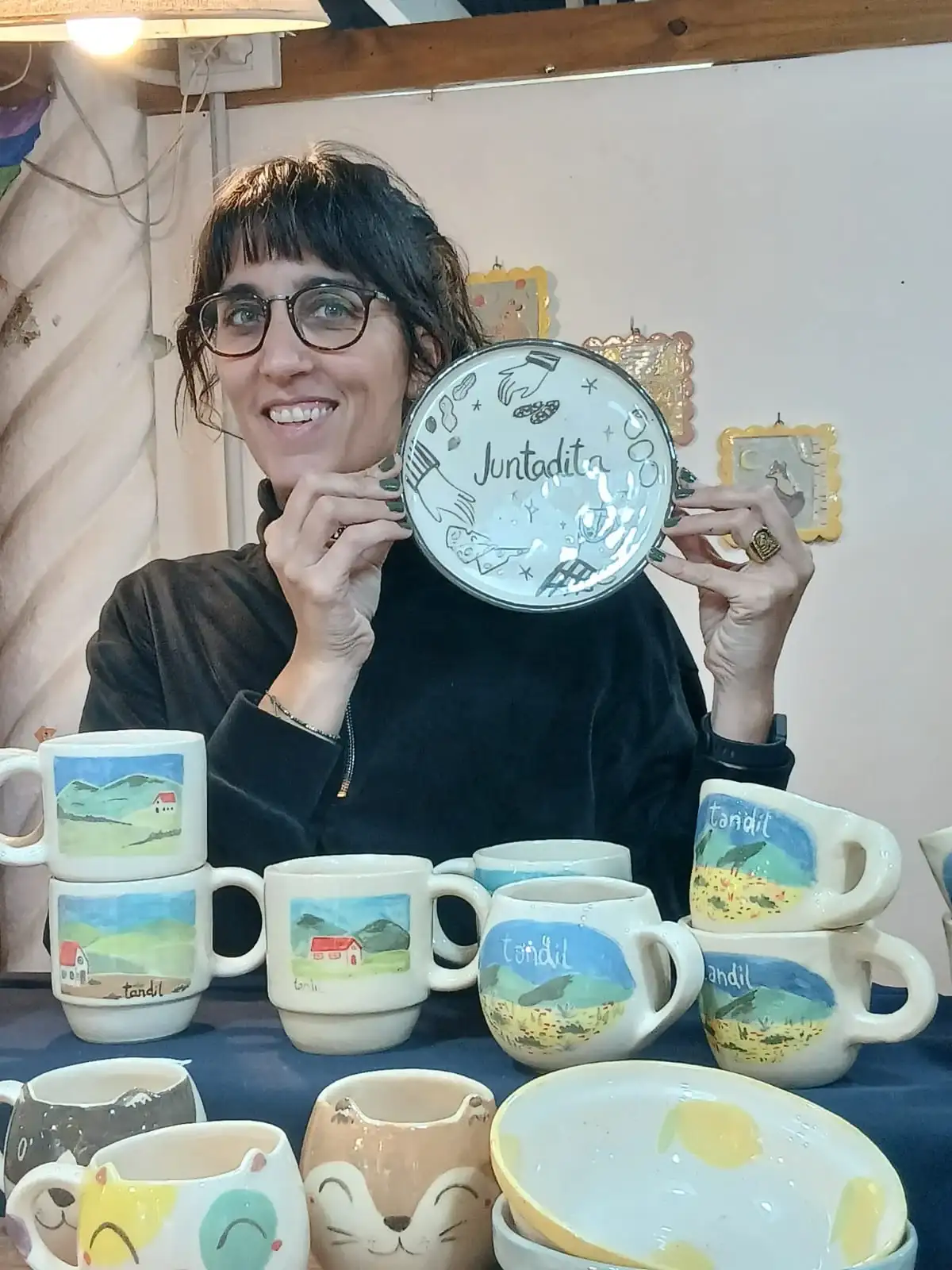Mariela Castiglioni, artesana del Mercado ubicado en el Paseo del Lago.